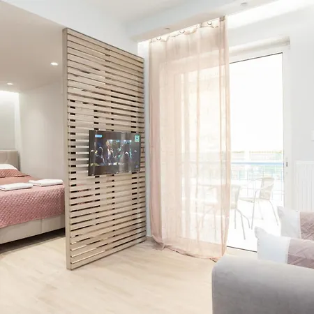 Petralona Gem Hotel-style With Balcony Apartment *